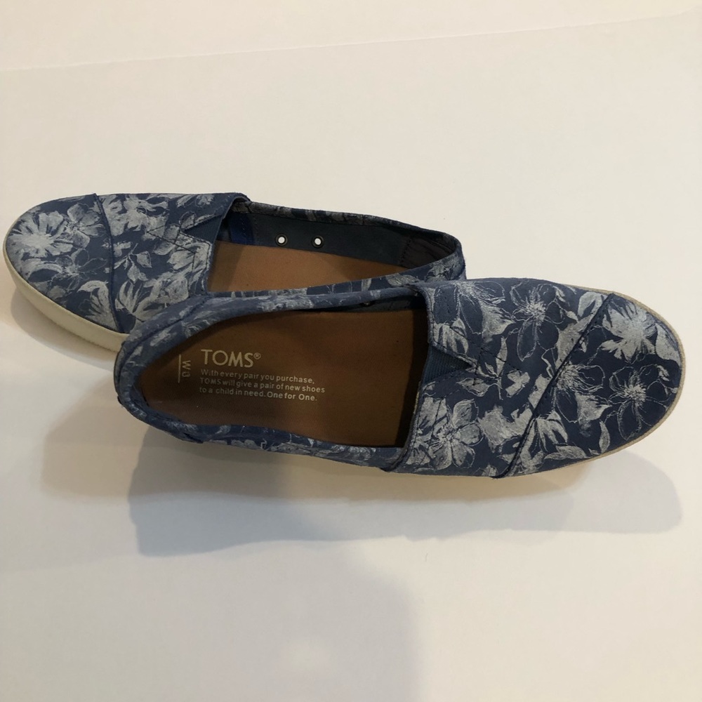 TOMS Blue Floral Slip Ons Sz 8, GUC